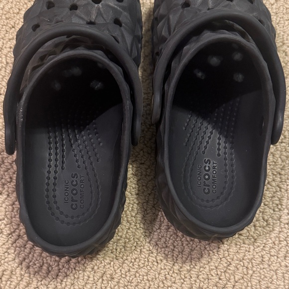 CROCS Kids Black Textured Shoes- size 12 kids - Picture 3 of 4